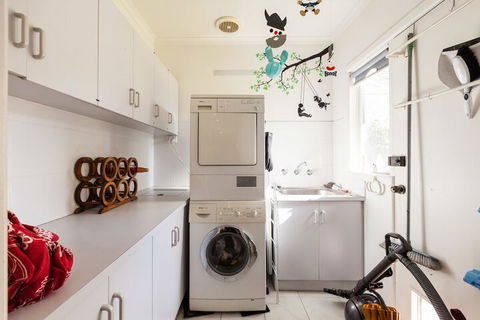 KELLY, 3BDR Northcote House - St Kilda Accommodation 2