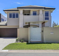 Links on Main River - St Kilda Accommodation