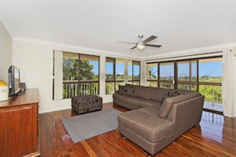 KINGSCLIFF HOLIDAY HOME On The HILL SYDS VIEW - St Kilda Accommodation 0