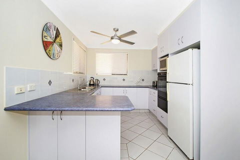 KINGSCLIFF HOLIDAY HOME On The HILL SYDS VIEW - St Kilda Accommodation 5