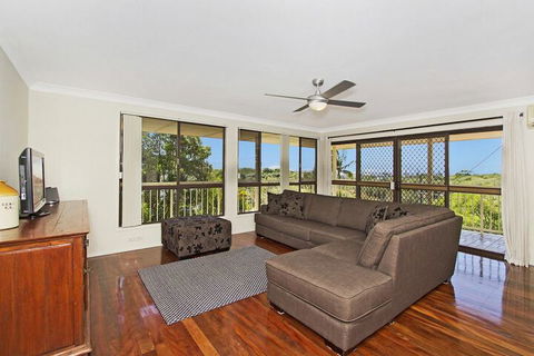 KINGSCLIFF HOLIDAY HOME On The HILL SYDS VIEW - St Kilda Accommodation 4