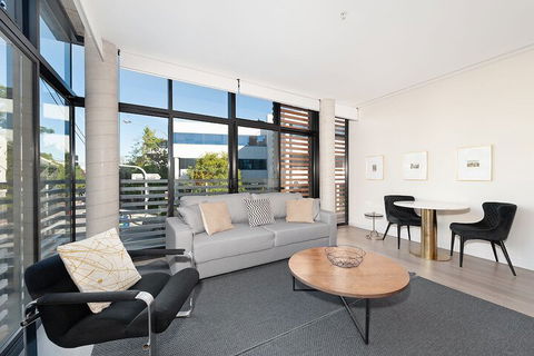 Uber Chic Newtown Designer Pad H392 - St Kilda Accommodation 2