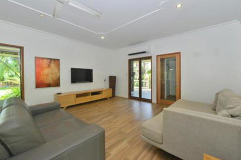 Crazy About Cairns Resort Living 6 Bedrooms - St Kilda Accommodation 3