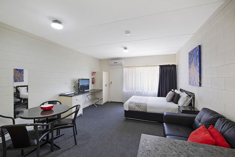Hamilton Lakeside Motel - St Kilda Accommodation 2