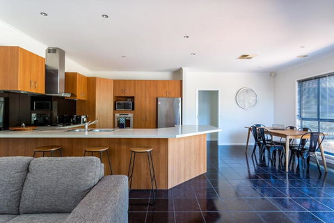 Caxton Beach House Hot Tub Spa - St Kilda Accommodation 6