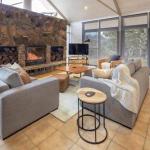 Silvertop Chalet - St Kilda Accommodation 0