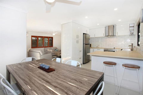 FABULOUS HOLIDAY HIDEAWAY COOLUM BEACH - St Kilda Accommodation 6