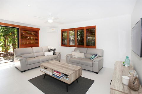 FABULOUS HOLIDAY HIDEAWAY COOLUM BEACH - St Kilda Accommodation 2