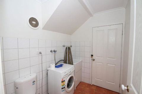 FANTASTIC HOLIDAY UNIT In A PERFECT LOCATION - St Kilda Accommodation 4