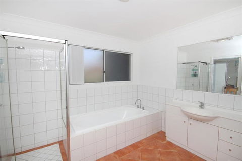 FANTASTIC HOLIDAY UNIT In A PERFECT LOCATION - St Kilda Accommodation 3