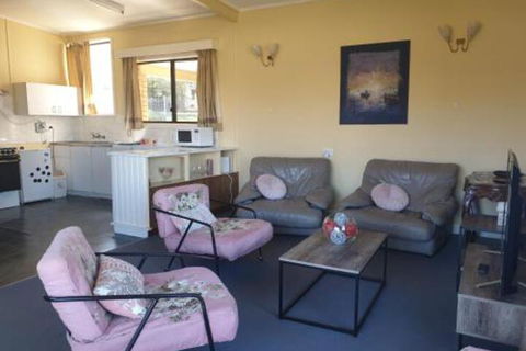 Cozy Beach Weekender - St Kilda Accommodation 2