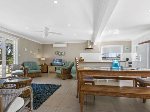 HILLTOP HAVEN In MOLLYMOOK - St Kilda Accommodation 4