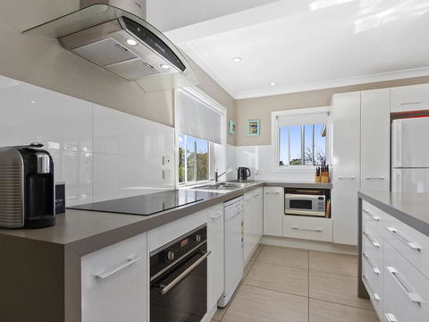 HILLTOP HAVEN In MOLLYMOOK - St Kilda Accommodation 1