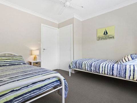 HILLTOP HAVEN In MOLLYMOOK - St Kilda Accommodation 6
