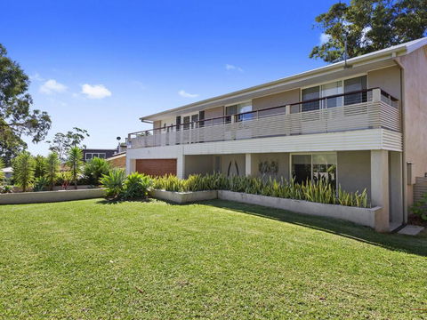 HILLTOP HAVEN In MOLLYMOOK - St Kilda Accommodation 5