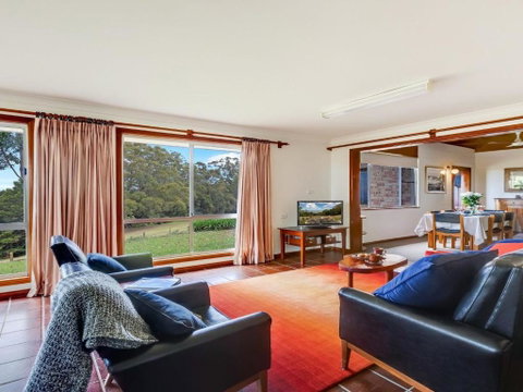 Captains Lookout Elevated Ocean Views Rural Stay - St Kilda Accommodation 3