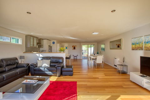 Seaview Apartment - St Kilda Accommodation 6