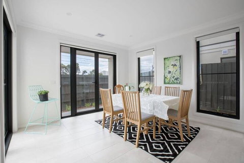 Captivating Large 4br@narre Warren - St Kilda Accommodation 5