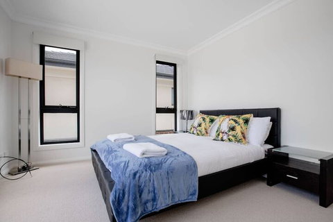 Captivating Large 4br@narre Warren - St Kilda Accommodation 2