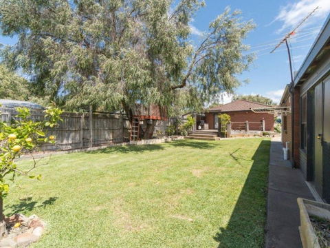 Family Foreshore Favourite - St Kilda Accommodation 1