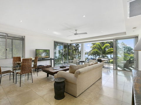 Stunning Riverfront Apartment In Noosaville Unit 2 Wai Cocos 215 Gympie Terrace - St Kilda Accommodation 2