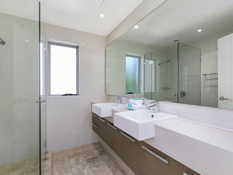 Stunning Riverfront Apartment In Noosaville Unit 2 Wai Cocos 215 Gympie Terrace - St Kilda Accommodation 6