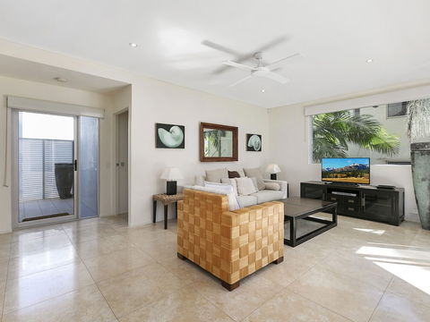 Stunning Riverfront Apartment In Noosaville Unit 2 Wai Cocos 215 Gympie Terrace - St Kilda Accommodation 5