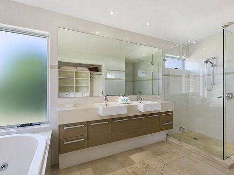 Stunning Riverfront Apartment In Noosaville Unit 2 Wai Cocos 215 Gympie Terrace - St Kilda Accommodation 1