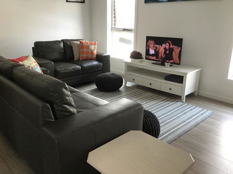Discover Warilla Bright & Airy Townhouse Near The Beach & Lake - St Kilda Accommodation 6