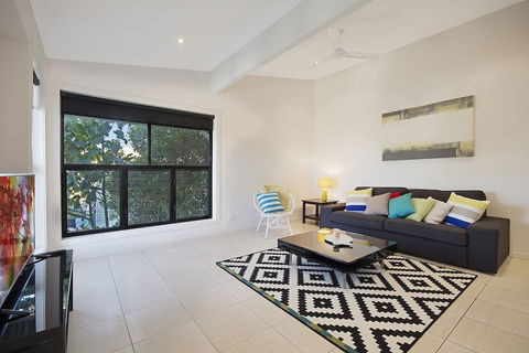 Minutes Walk To Peregian Beach & Surf! Unit 1 / 28 Pelican Street - St Kilda Accommodation 5