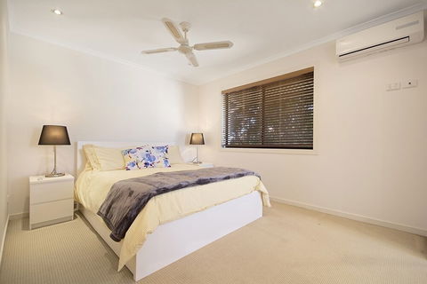 Minutes Walk To Peregian Beach & Surf! Unit 1 / 28 Pelican Street - St Kilda Accommodation 4
