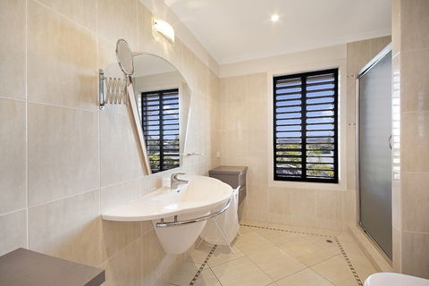 Minutes Walk To Peregian Beach & Surf! Unit 1 / 28 Pelican Street - St Kilda Accommodation 3