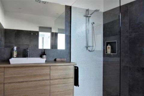 BEACHHOUSE BINALONG Luxury Waterfront Holiday House At Bay Of Fires - St Kilda Accommodation 1