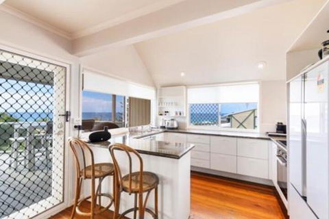 Casual Hamptons Living Sunshine Beach - St Kilda Accommodation 0