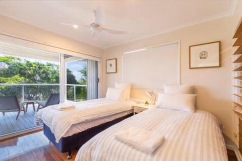 Casual Hamptons Living Sunshine Beach - St Kilda Accommodation 2