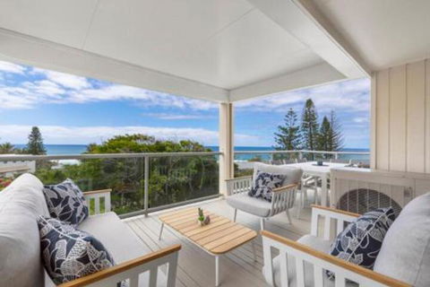 Casual Hamptons Living Sunshine Beach - St Kilda Accommodation 1