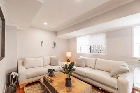 Casual Hamptons Living Sunshine Beach - St Kilda Accommodation 3