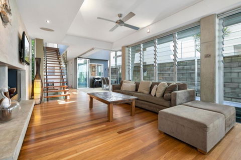 Contemporary & Central Sunshine Beach - St Kilda Accommodation 3