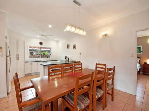 CRISTAL At CLIFTON BEACH - St Kilda Accommodation 1