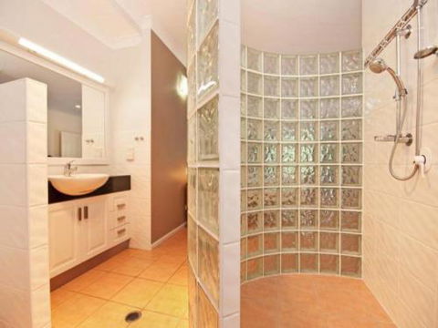 CRISTAL At CLIFTON BEACH - St Kilda Accommodation 6