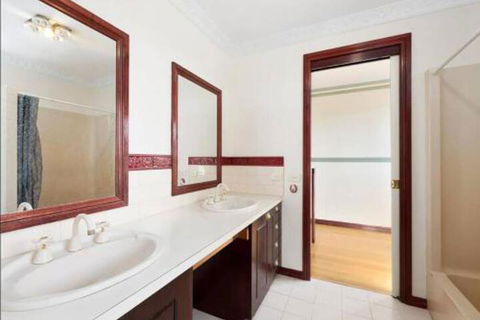 GUMS & ROSES Family Home In The Heart Of Town. - St Kilda Accommodation 3