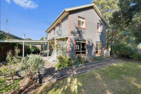 GUMS & ROSES Family Home In The Heart Of Town. - St Kilda Accommodation 6