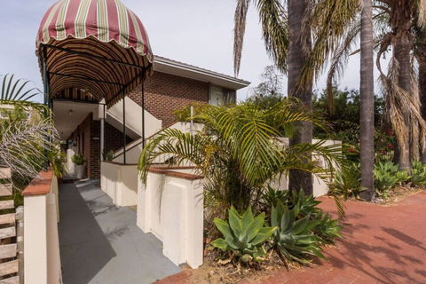 B6 Cafes & Restaurants Close To UWA - St Kilda Accommodation 1