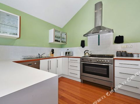Family Friendly Weatherboard Cottage - St Kilda Accommodation 5