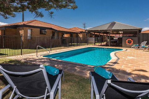 Geraldton Ocean West Holiday Units - St Kilda Accommodation 7