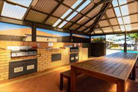 Geraldton Ocean West Holiday Units - St Kilda Accommodation 4