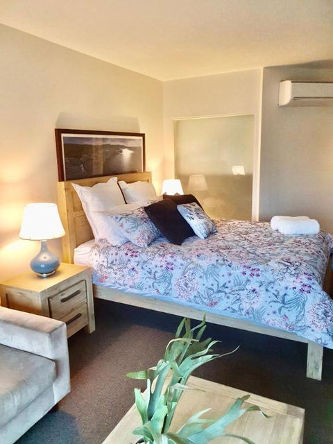 FAMILY ISLAND GETAWAY BEACHFRONT APARTMENT - St Kilda Accommodation 1
