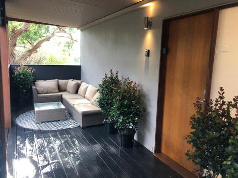 Carinya Coastal Cottage - St Kilda Accommodation 5
