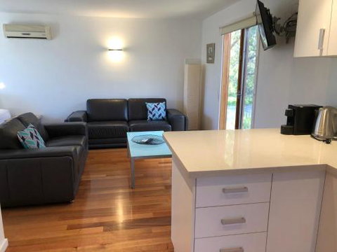 Carinya Coastal Cottage - St Kilda Accommodation 6