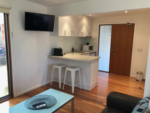 Carinya Coastal Cottage - St Kilda Accommodation 2